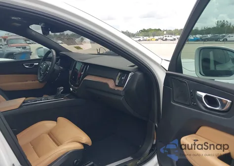 2021 Volvo Xc60 T5 Inscription z USA, uszkodzony, nr VIN YV4102DL5M1887032